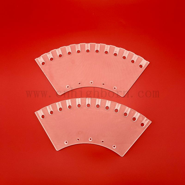  Maßgeschneiderte Quarzplatte aus Quarzglas mit klaren Bohrlöchern