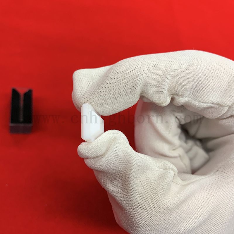 Hohe Präzision Q424 Schwarze Wand Hochreinheit Mikroquarz Cuvette 0,15 ml Durchflusszelle mit PTFE -Deckel