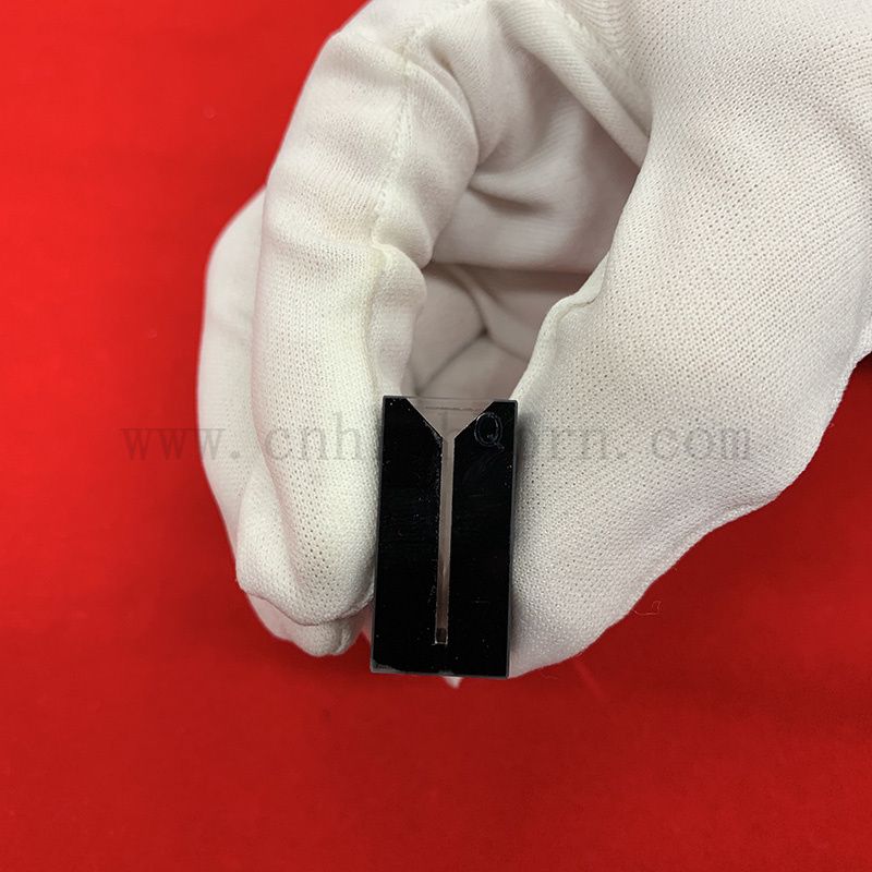 Hohe Präzision Q424 Schwarze Wand Hochreinheit Mikroquarz Cuvette 0,15 ml Durchflusszelle mit PTFE -Deckel