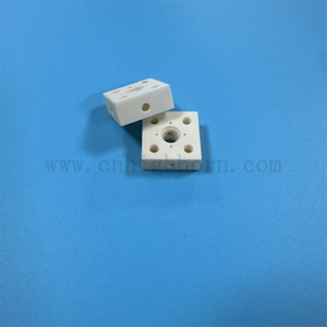 Isolator Alumina unregelmäßiger Blockverschleiß resistent 99 Milchweiß AL2O3 Keramikteil