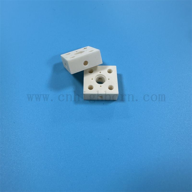 Isolator Alumina unregelmäßiger Blockverschleiß resistent 99 Milchweiß AL2O3 Keramikteil