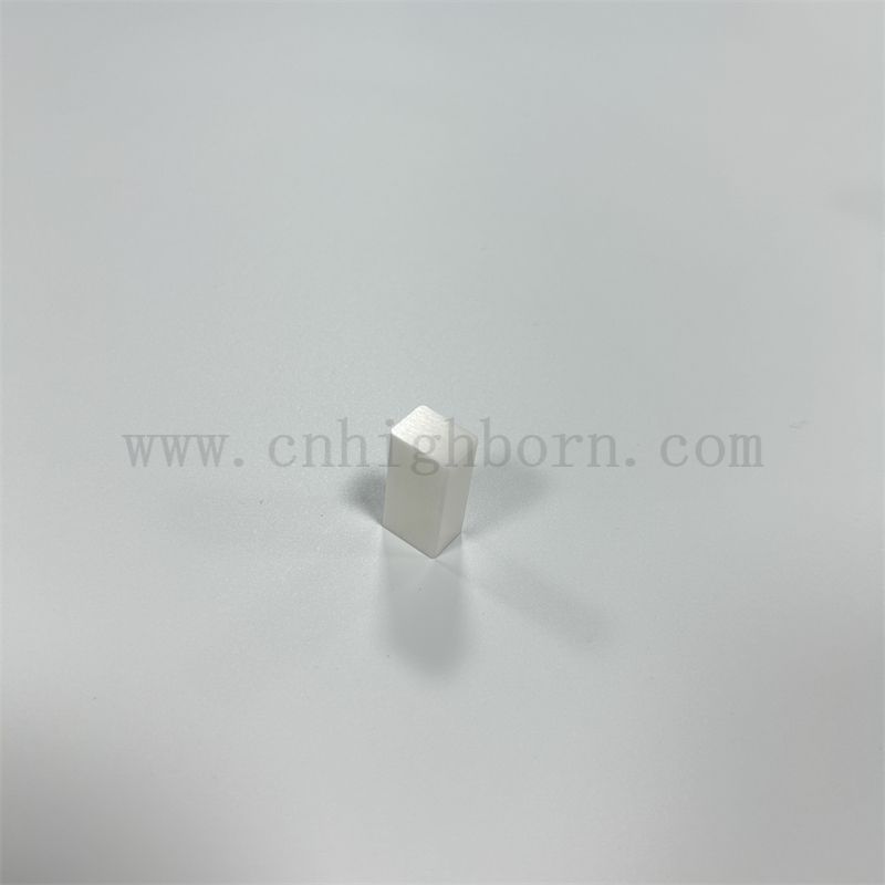 Für die Werkzeugkorrektur werden maßgeschneiderte Zirkonia-Keramikblöcke mit hoher Härte verwendet