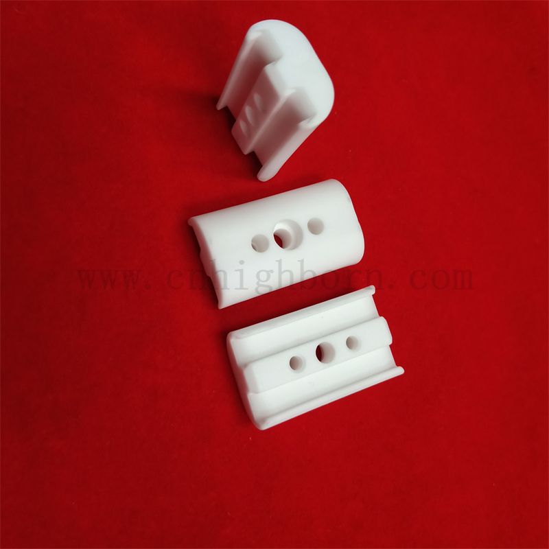 Hochtemperaturresistent 95% Aluminiumoxidisolator Al2O3 Keramik -benutzerdefiniertes Teil