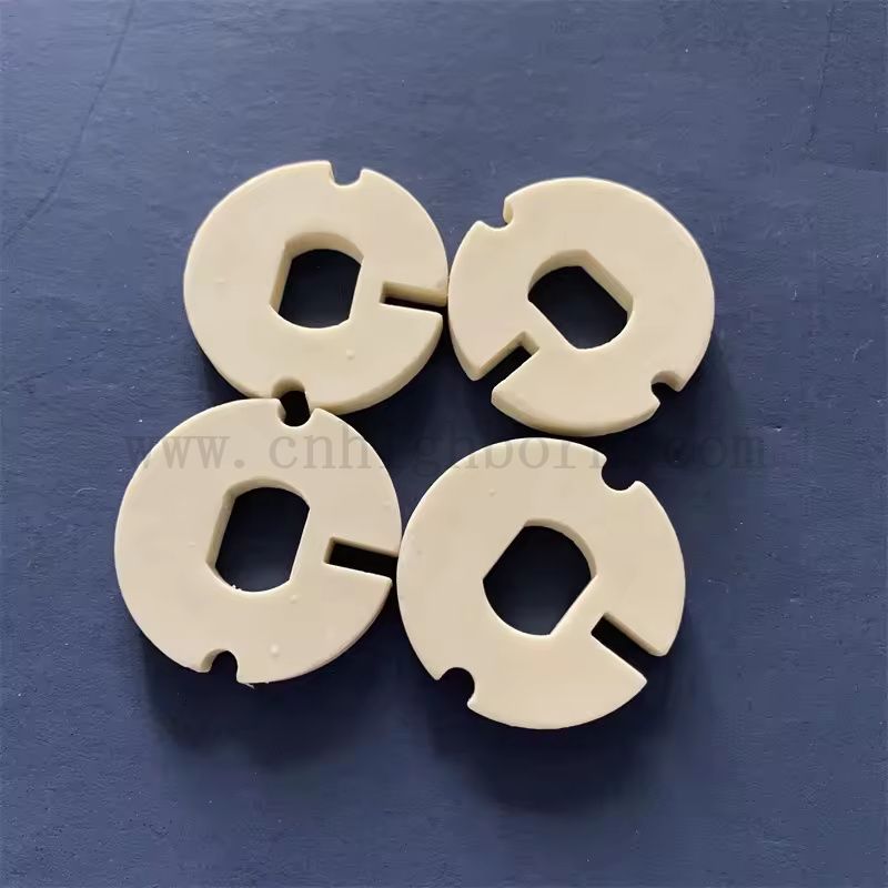 Customized Corundum Mullit unregelmäßiger Teil Isolatorfeuer Keramikplatte