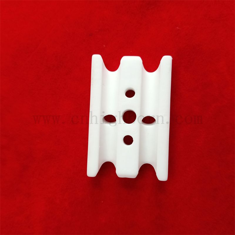 Wear-Resisting 95% AL2O3 Alumina Keramikisolator Teil Keramikstück mit Loch