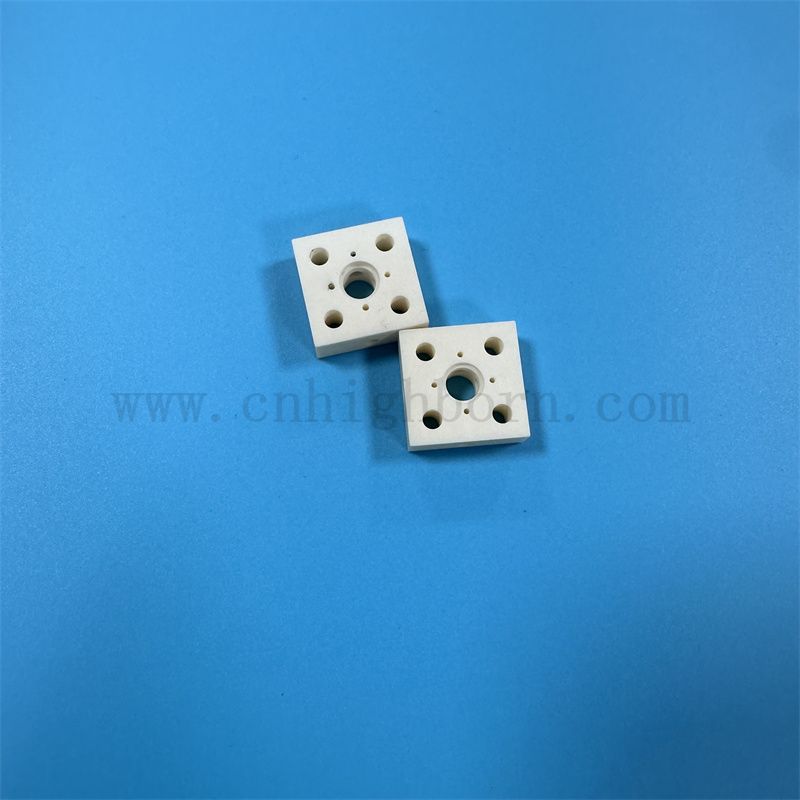 Isolator Alumina unregelmäßiger Blockverschleiß resistent 99 Milchweiß AL2O3 Keramikteil