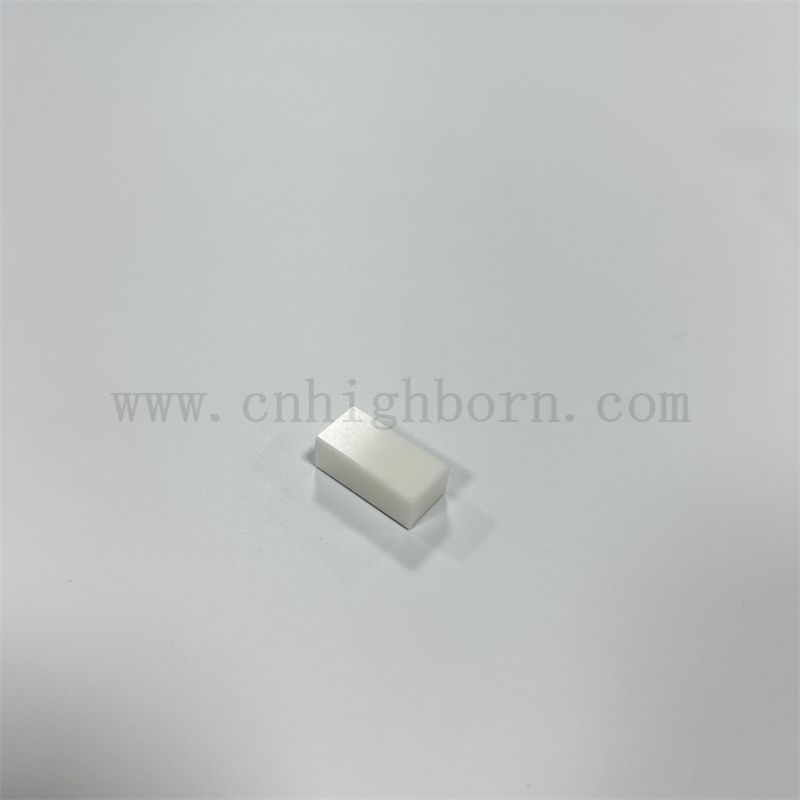 Für die Werkzeugkorrektur werden maßgeschneiderte Zirkonia-Keramikblöcke mit hoher Härte verwendet