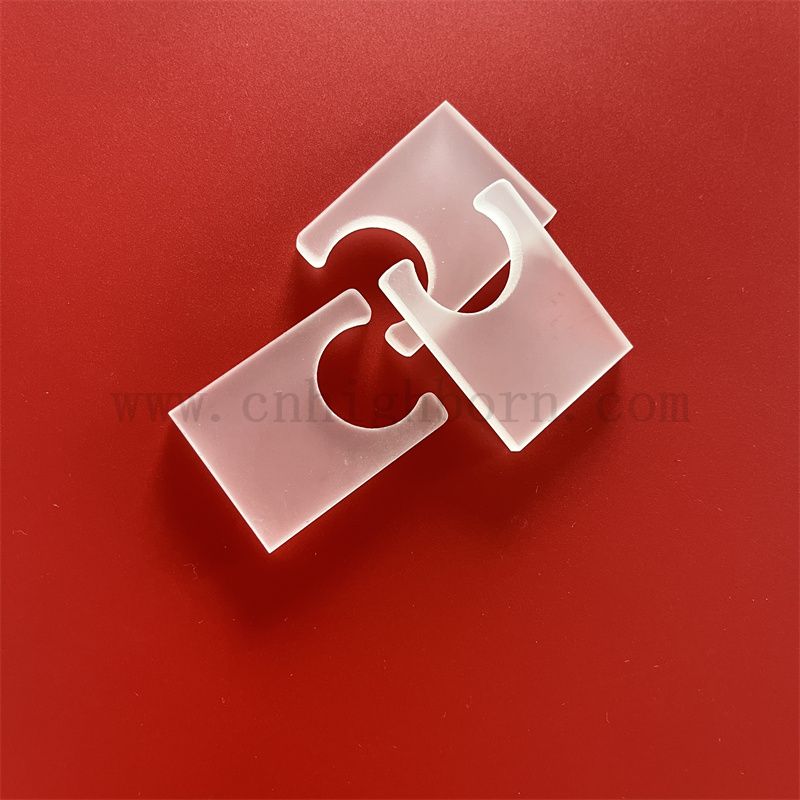 Wärmewiderstand Customisierte quadratische durchscheinende Quarzglasplatte mit Loch 