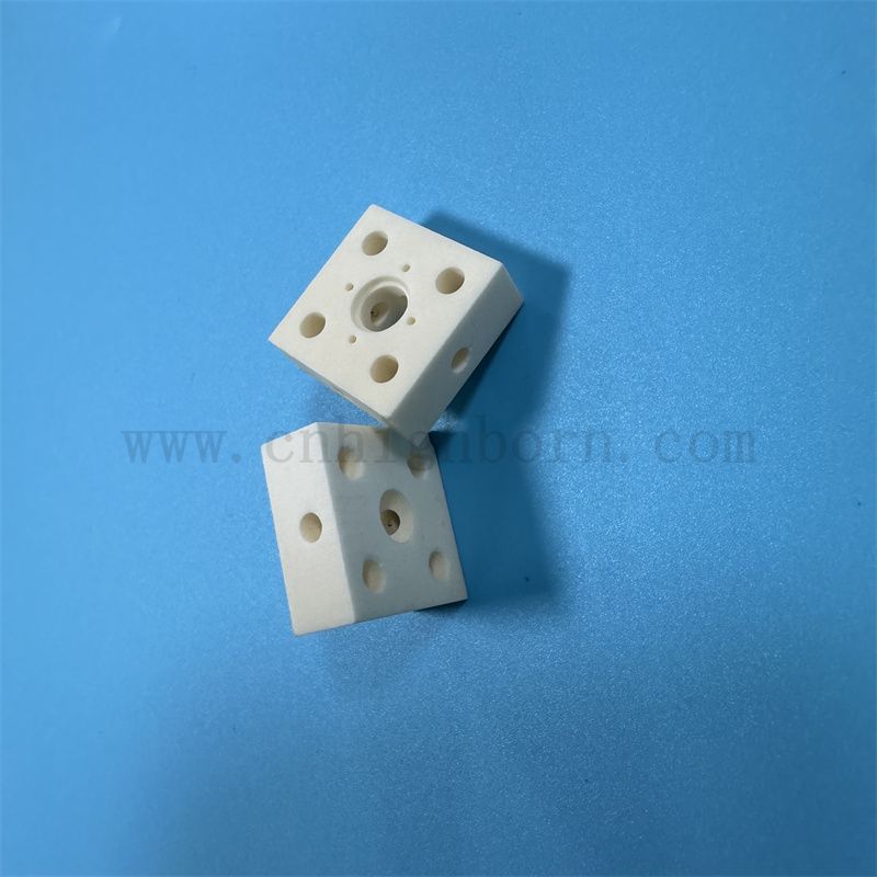 Isolator Alumina unregelmäßiger Blockverschleiß resistent 99 Milchweiß AL2O3 Keramikteil