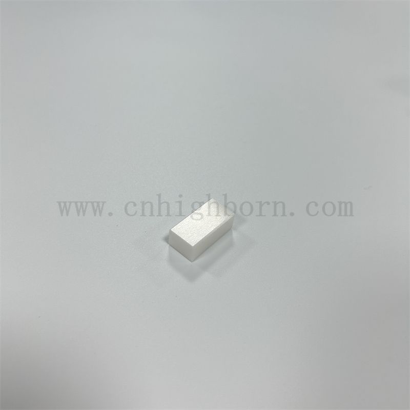 Für die Werkzeugkorrektur werden maßgeschneiderte Zirkonia-Keramikblöcke mit hoher Härte verwendet