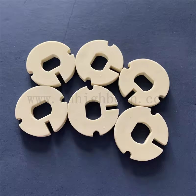 Customized Corundum Mullit unregelmäßiger Teil Isolatorfeuer Keramikplatte