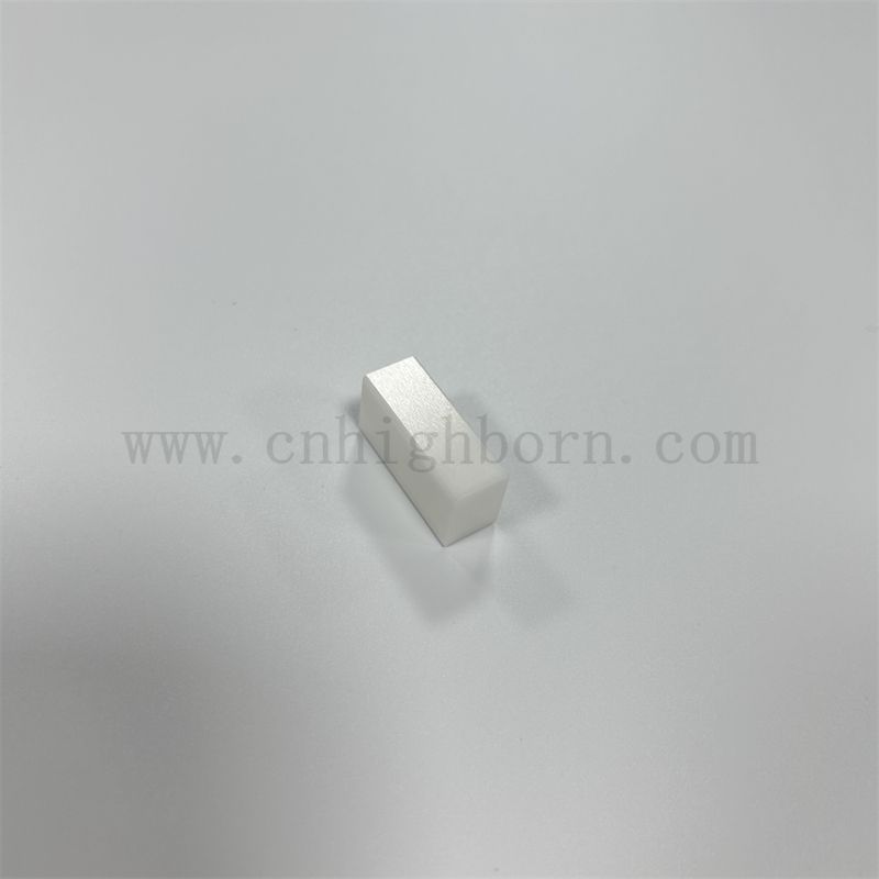 Für die Werkzeugkorrektur werden maßgeschneiderte Zirkonia-Keramikblöcke mit hoher Härte verwendet