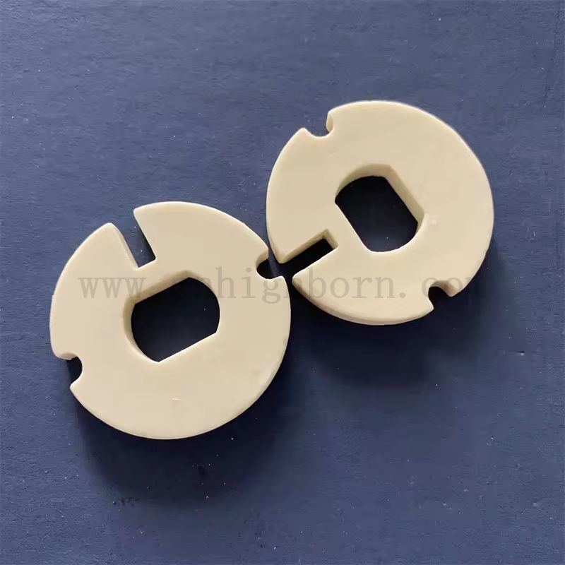 Customized Corundum Mullit unregelmäßiger Teil Isolatorfeuer Keramikplatte