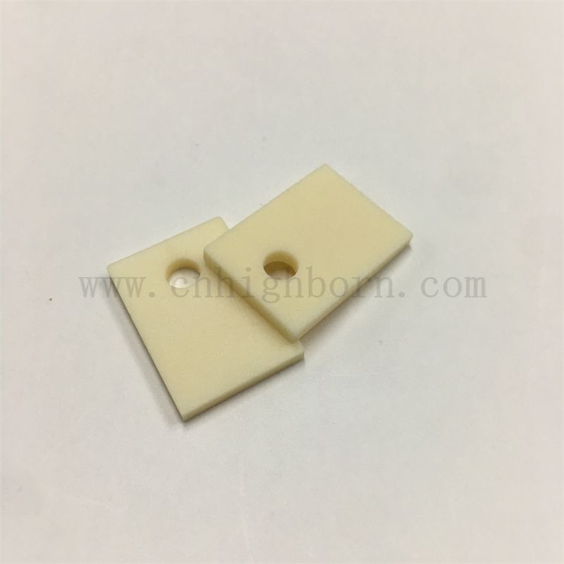Customisierte 96% Aluminiumoxid -Keramik -Aluminiumoxid -Substrat mit Loch