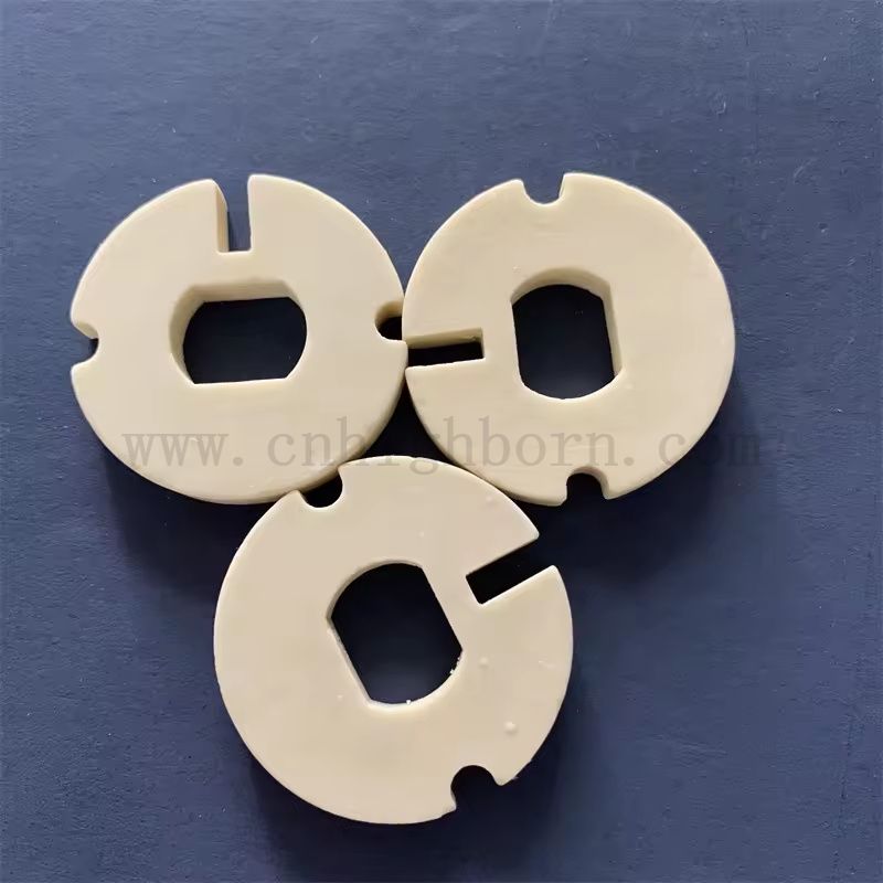 Customized Corundum Mullit unregelmäßiger Teil Isolatorfeuer Keramikplatte