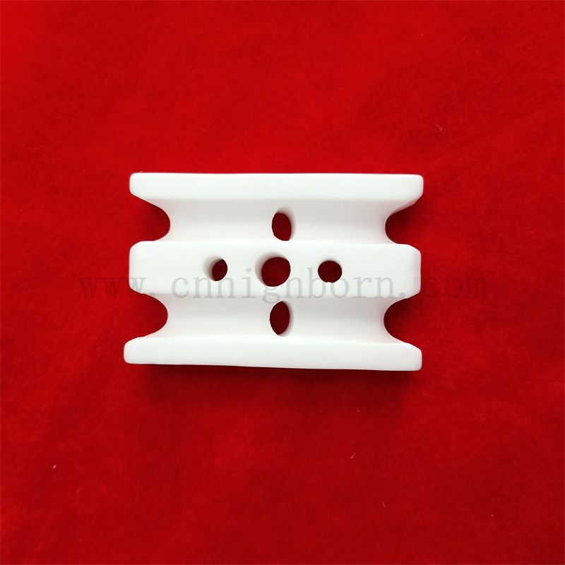 Wear-Resisting 95% AL2O3 Alumina Keramikisolator Teil Keramikstück mit Loch