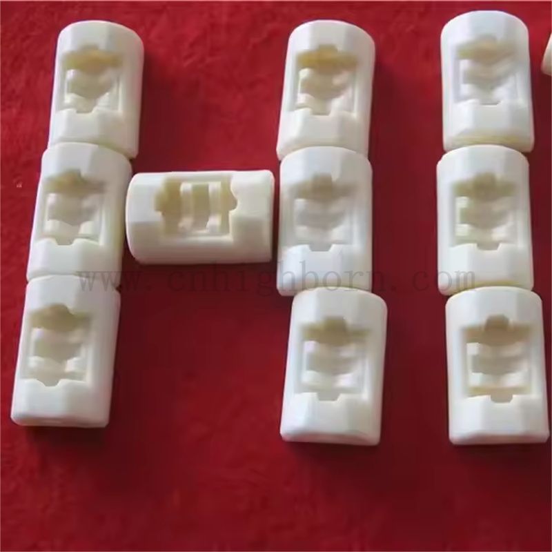 Benutzerdefinierte Präzisions -Aluminiumoxid -Keramikteile mit gerillten Al2O3 -Strukturkomponenten