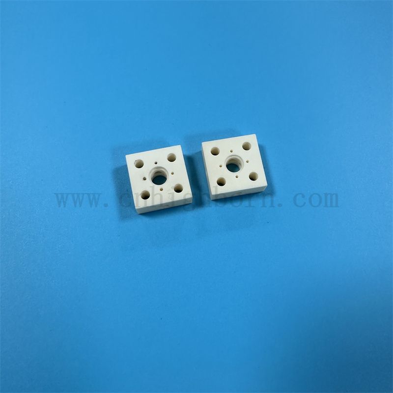 Isolator Alumina unregelmäßiger Blockverschleiß resistent 99 Milchweiß AL2O3 Keramikteil