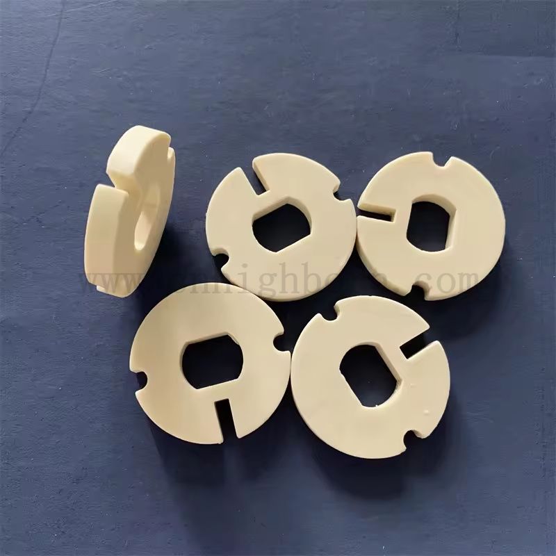 Customized Corundum Mullit unregelmäßiger Teil Isolatorfeuer Keramikplatte