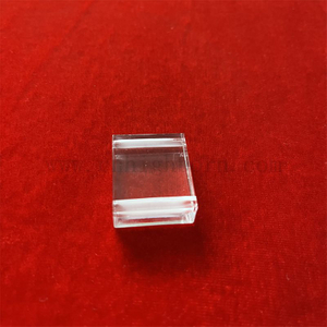 Quadratische, klare, polierte Quarzglasplatte mit hoher Lichtdurchlässigkeit und Laserbohrung