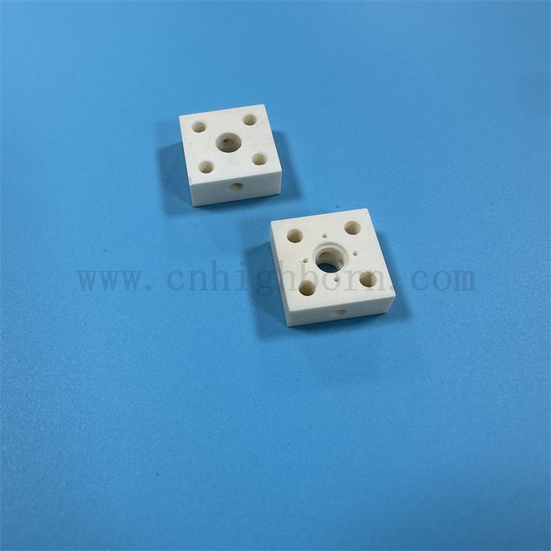 Isolator Alumina unregelmäßiger Blockverschleiß resistent 99 Milchweiß AL2O3 Keramikteil