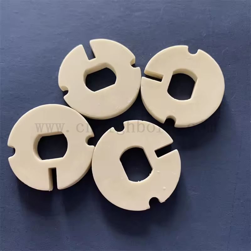 Customized Corundum Mullit unregelmäßiger Teil Isolatorfeuer Keramikplatte