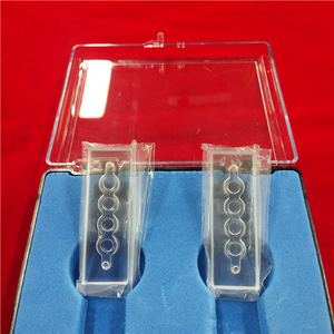 Maßgeschneiderte Laborspektrometer-Küvette aus klarem Quarzglas
