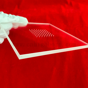 Glühen und Dehydroxylierungspolieren einer transparenten Quarzplatte mit Löchern