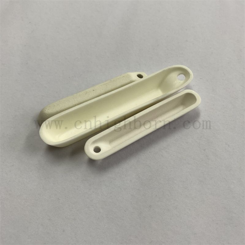 Hochtemperaturbeständiges Al2O3 Keramik Crucible Hochreines Aluminiumoxid -Porzellanboot mit einem Loch