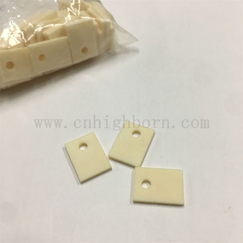 Customisierte 96% Aluminiumoxid -Keramik -Aluminiumoxid -Substrat mit Loch