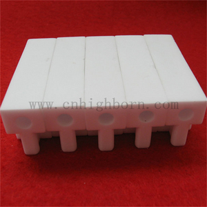Kundenspezifisches 95-Aluminiumoxid-Block-Keramikteil aus unregelmäßigem Al2O3 mit hoher Härte