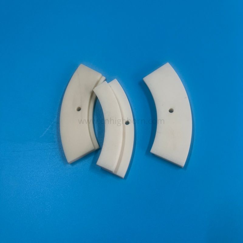 99 % hochreine Aluminiumoxid-Keramik-Bogensegment-Al2o3-Platte mit Befestigungsloch