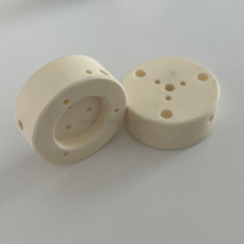 Präzisionsgefertigte Keramikscheibe aus 95 % Aluminiumoxid mit Löchern