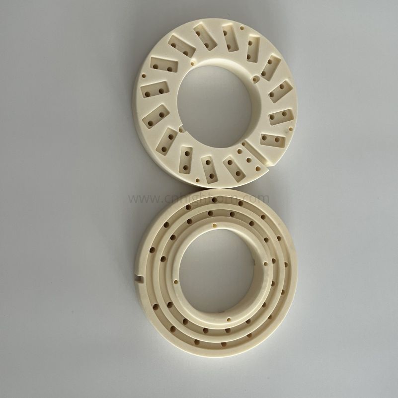 Kundenspezifischer Al2O3-Keramikring aus 99 % Aluminiumoxid für Industrieteile