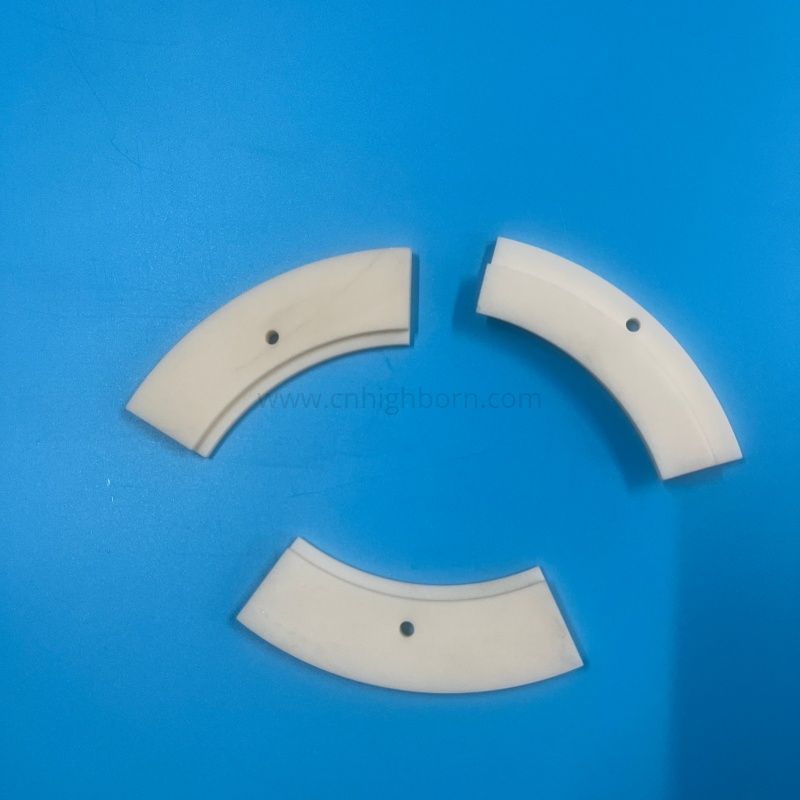 99 % hochreine Aluminiumoxid-Keramik-Bogensegment-Al2o3-Platte mit Befestigungsloch