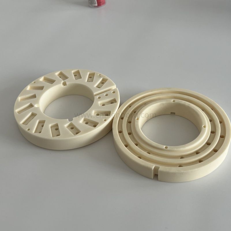 Kundenspezifischer Al2O3-Keramikring aus 99 % Aluminiumoxid für Industrieteile
