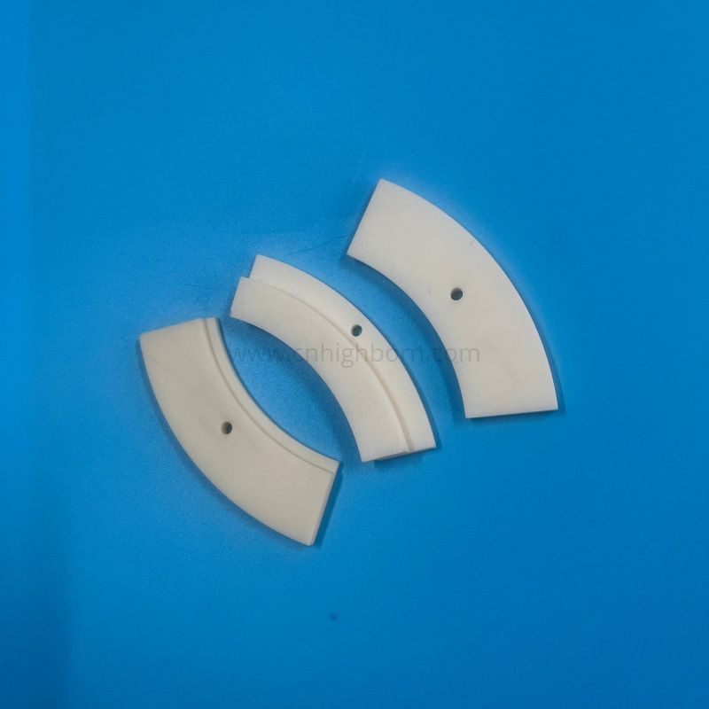 99 % hochreine Aluminiumoxid-Keramik-Bogensegment-Al2o3-Platte mit Befestigungsloch