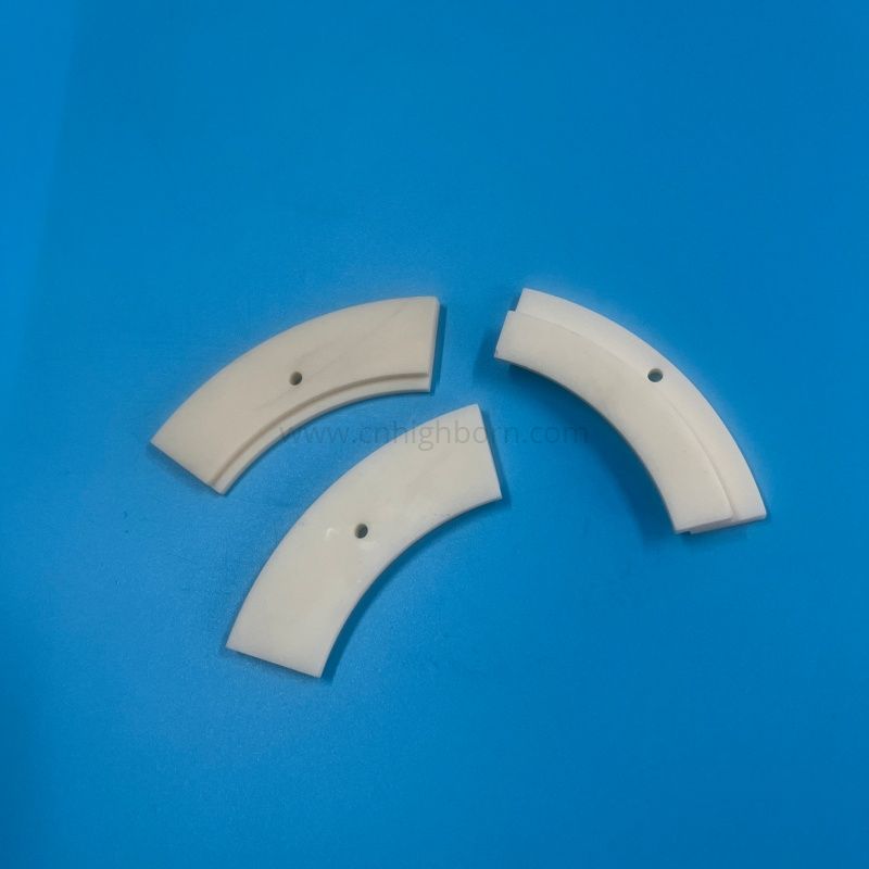 99 % hochreine Aluminiumoxid-Keramik-Bogensegment-Al2o3-Platte mit Befestigungsloch